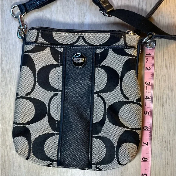 💙 Coach Signature Black and Tan Shoulder Bag - Picture 12 of 13